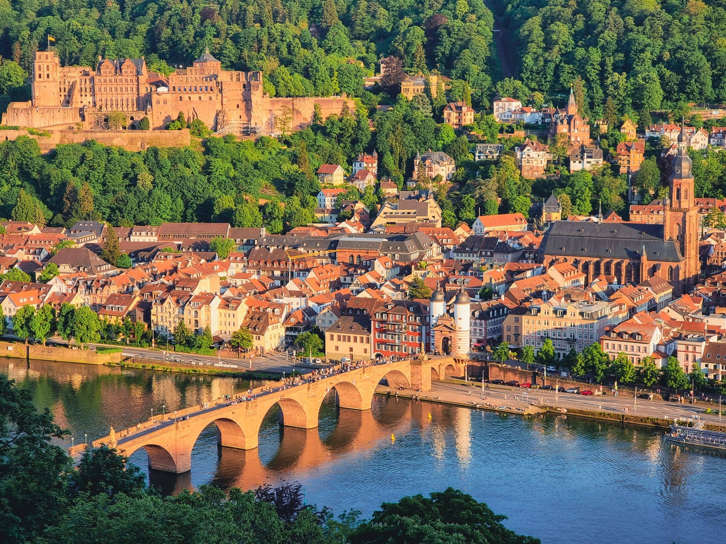 Abendlicher Blick vom Nordufer über den Neckar auf Altstadt, Alte Brücke, Heiliggeistkirche und Schloss