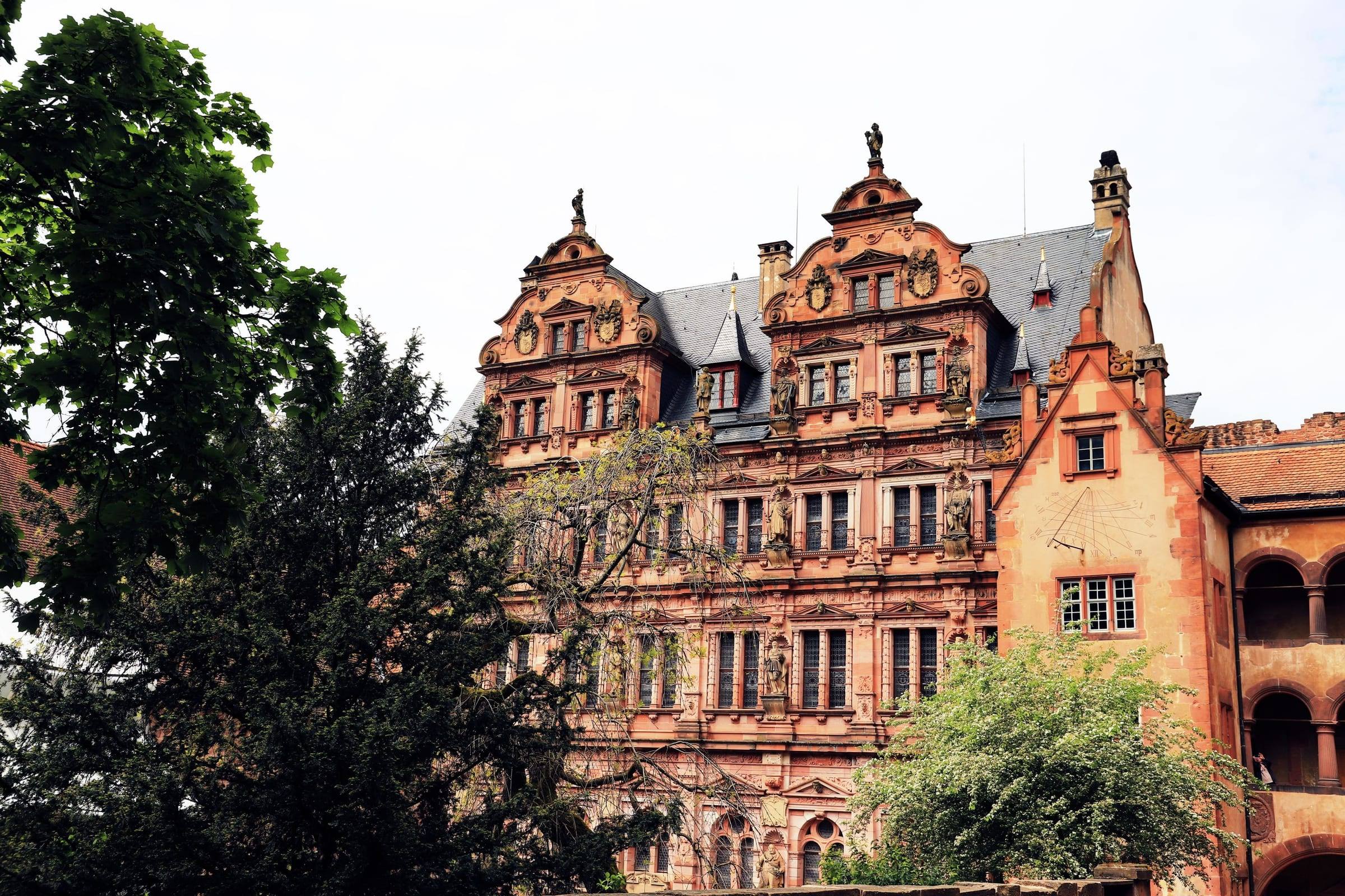 Renaissancefassade des Friedrichsbaus im Heidelberger Schloss zwischen Bäumen